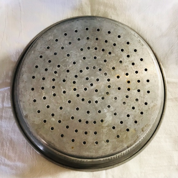 Vintage metal colander.  Good condition. - Picture 3 of 4